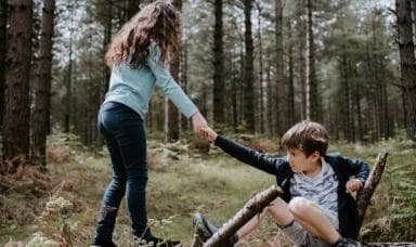 twee kinderen spelend in het bos